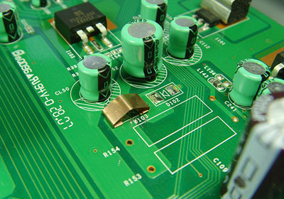 用安装在PCB上的手指条垫片进行电磁波屏蔽和接地功能