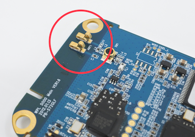 用安装在PCB上的手指条垫片进行电磁波屏蔽和接地功能